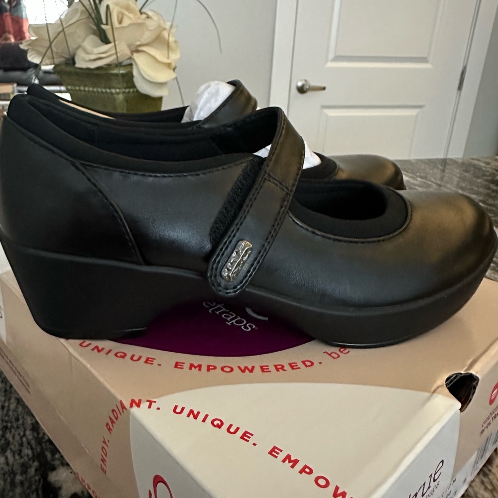 Bare Traps Black Mary Jane 2 inch heel New in box